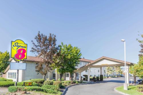 Super 8 by Wyndham Bend - image 3