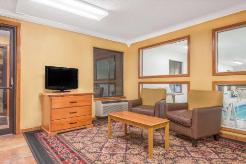 Super 8 by Wyndham Vincennes - image 4