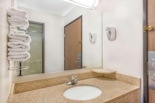 Super 8 by Wyndham Vincennes - image 6