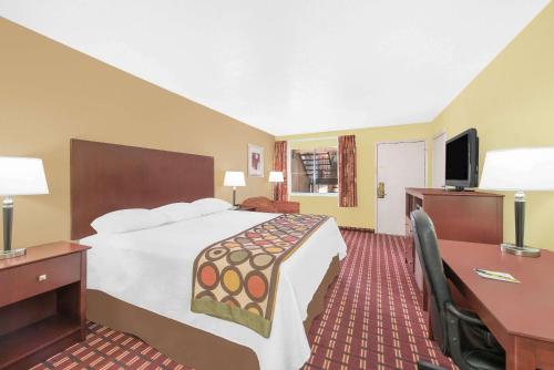 Super 8 by Wyndham Kerrville TX in Kerrville, USA