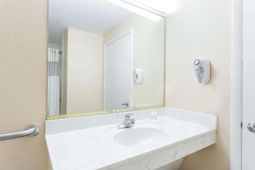 Super 8 by Wyndham Midlothian/Richmond Area - image 2