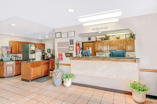 Super 8 by Wyndham San Antonio/Fiesta - image 9