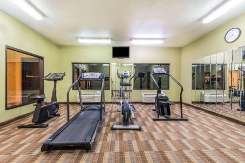fitnesscentrum, Super 8 By Wyndham Fort Worth North in Fairway Bend
