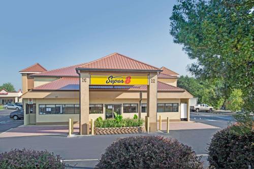 Super 8 by Wyndham Suwanee in Suwanee, USA