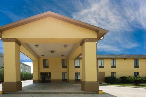 Super 8 by Wyndham Sulphur Lake Charles