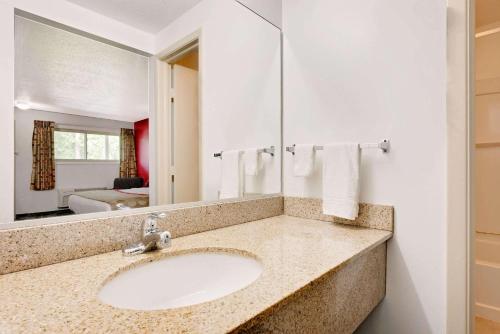 Ramada by Wyndham Cleveland Airport West in Fairview Park, USA