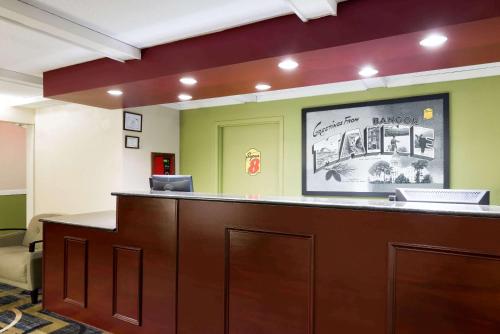 Super 8 by Wyndham Bangor image 17