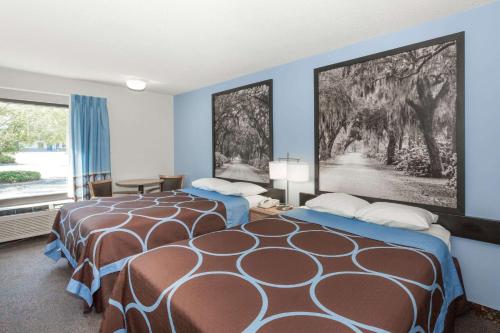 Super 8 by Wyndham Valdosta/Conf Center Area - image 4