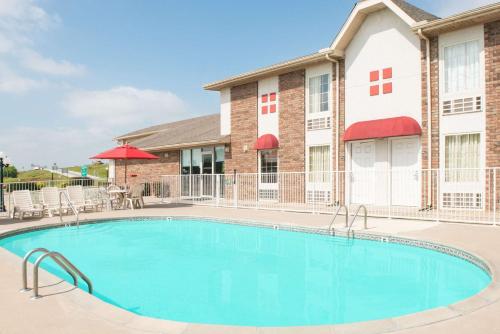 . Boarders Inn and Suites by Cobblestone Lamar Missouri