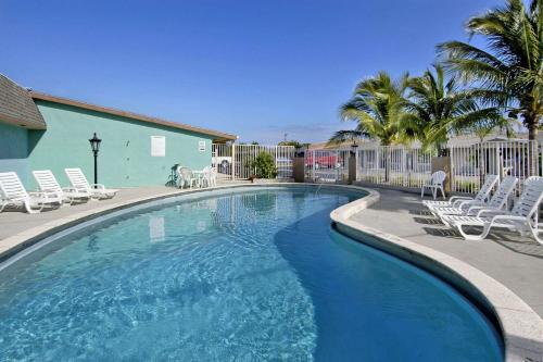 Super 8 by Wyndham Lantana West Palm Beach