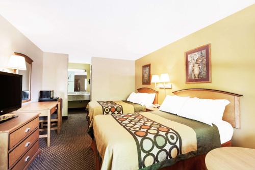 Super 8 by Wyndham Charlotte Downtown Area - image 3