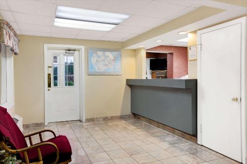 Super 8 by Wyndham Charlotte Downtown Area - image 5
