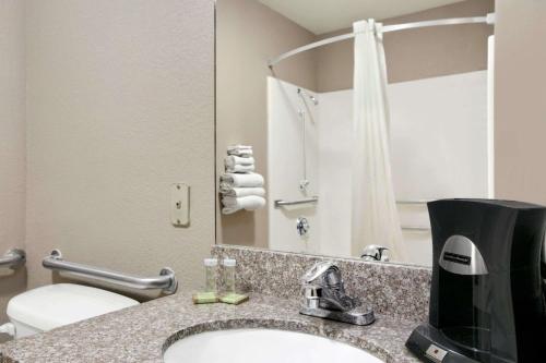 Super 8 by Wyndham Stafford/Springfield Area - image 6