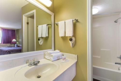 Super 8 by Wyndham Monticello - main image