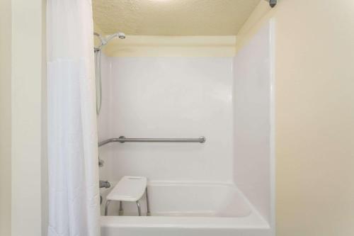 Super 8 by Wyndham Monticello - image 3
