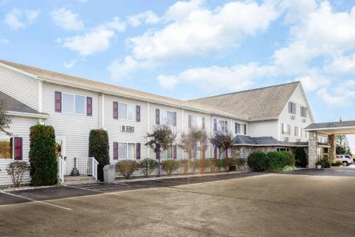 Super 8 by Wyndham St. Ignace - Hotel - Saint Ignace