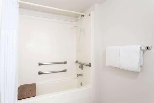 Super 8 by Wyndham Cottonwood - image 3