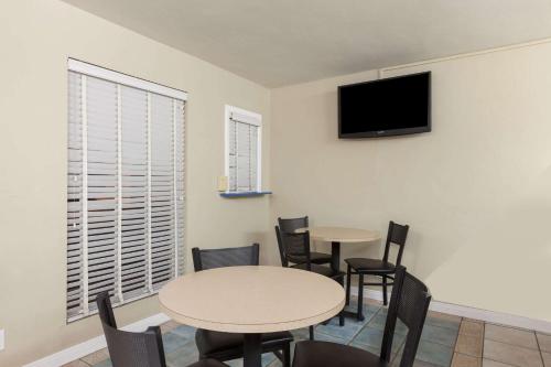 Super 8 by Wyndham Santa Barbara/Goleta - image 8