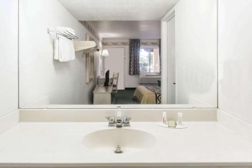 Queen Room - Disability Access/Non-Smoking