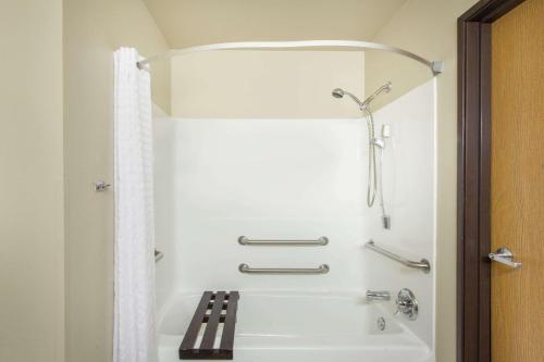 Super 8 by Wyndham Richlands/Claypool Hill Area - image 3