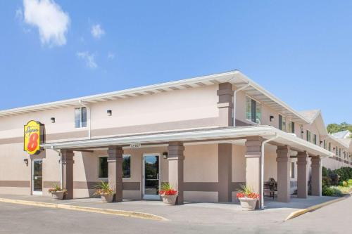 . Super 8 by Wyndham Richlands/Claypool Hill Area