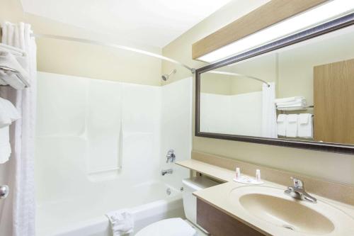 Super 8 by Wyndham Richlands/Claypool Hill Area - image 5