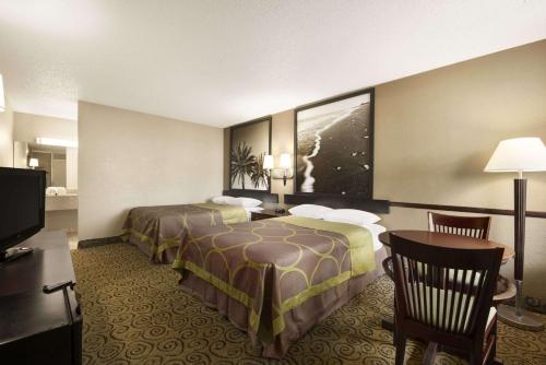 Super 8 by Wyndham Ormond Beach - image 2