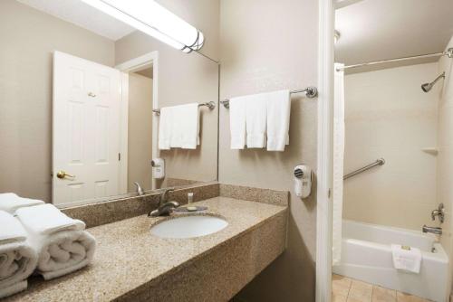 Super 8 by Wyndham Ormond Beach - image 8