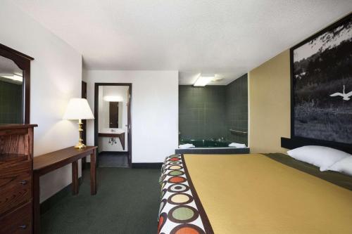 Super 8 by Wyndham Bowling Green - image 8