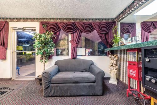 Super 8 by Wyndham Eastland - image 5