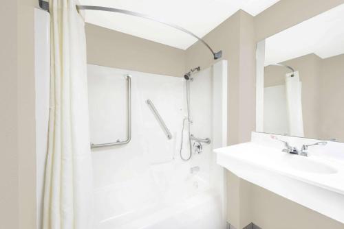 Queen Room - Disability Access/Non-Smoking