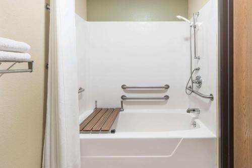 Super 8 by Wyndham Greenville - image 9