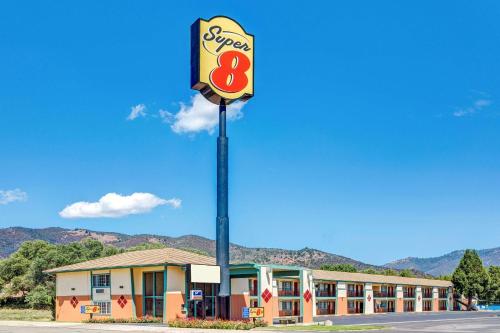 Super 8 by Wyndham Yreka - Hotel