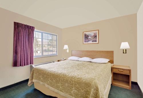 Super 8 by Wyndham Battle Mountain - image 2