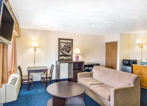 Super 8 by Wyndham Mesa Gilbert - image 10