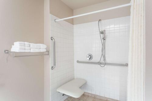 Super 8 by Wyndham Sparks/Reno Area - image 9