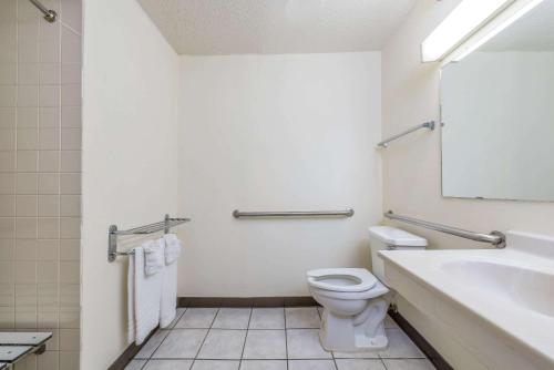 Super 8 by Wyndham Denton in Denton, USA
