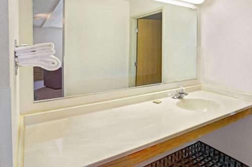 Super 8 by Wyndham Canonsburg/Pittsburgh Area - image 3