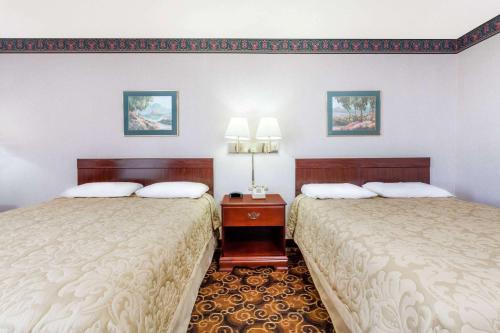 Super 8 by Wyndham Evansville North - image 4