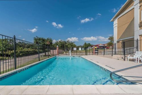 Super 8 by Wyndham Denton in Denton, USA