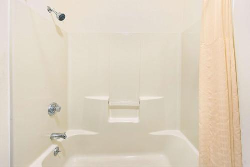 Travelodge by Wyndham St. Louis - image 4
