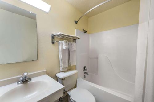 Super 8 by Wyndham Denton in Denton, USA