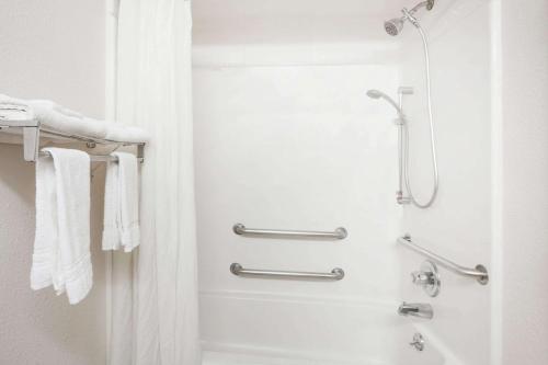 Super 8 by Wyndham Evansville North in Warrenton, USA