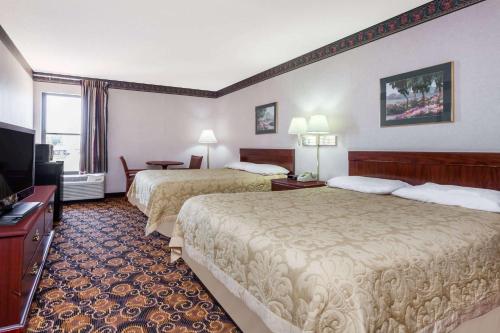 Super 8 by Wyndham Evansville North in Warrenton, USA