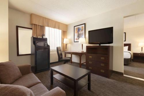 Travelodge by Wyndham Edmonton South - image 4