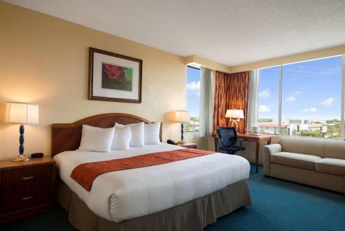 Ramada by Wyndham Kissimmee Gateway - Free Theme Park Shuttle
