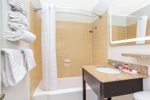 Howard Johnson by Wyndham Colorado Springs - image 4