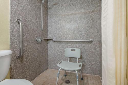 Super 8 by Wyndham Tulsa - image 9