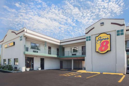 Super 8 by Wyndham Chicago/Rosemont/O'Hare/SE in River Grove, USA
