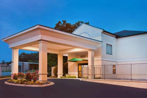 Super 8 by Wyndham Ft. Oglethorpe GA/Chatt TN Area - Hotel - Fort Oglethorpe